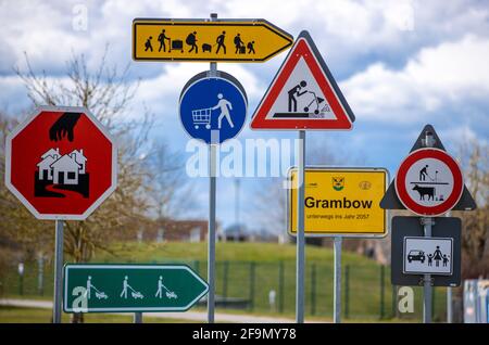 15 avril 2021, Mecklembourg-Poméranie occidentale, Grambow : les panneaux de signalisation du futur représentent un projet artistique du groupe d'artistes Reinigungsgesellschaft (Martin Keil et Henrik Mayer) dans le centre du village. Les artistes de Dresde ont mis au point un « système d'orientation pour le nouveau Grambow 2057 », qui visualise les idées et suggestions pour une vie rurale meilleure dans des pictogrammes colorés. Le contenu est le village de Grambow en l'an 2057, quand le village aura 700 ans. Douze panneaux de signalisation en tôle d'acier galvanisée traitent de questions telles que le changement climatique, le développement démographique, l'emploi, un Banque D'Images