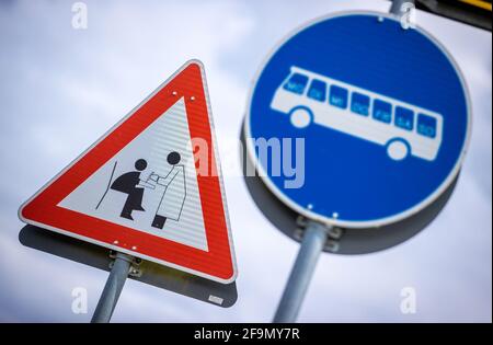 15 avril 2021, Mecklembourg-Poméranie occidentale, Grambow: Les signes de la circulation de l'avenir avec les titres «soins médicaux» (l) et «connexion de bus» (r) stand dans le centre du village comme projet d'art par le groupe d'artistes «Reinigungsgesellschaft» (Martin Keil et Henrik Mayer). Les artistes de Dresde ont développé un "système de guidage du Nouveau Grambow 2057", qui visualise les idées et suggestions pour une vie rurale meilleure dans des pictogrammes colorés. Le contenu est le village de Grambow en l'an 2057, quand le village aura 700 ans. Douze panneaux de signalisation en tôle d'acier galvanisé Banque D'Images