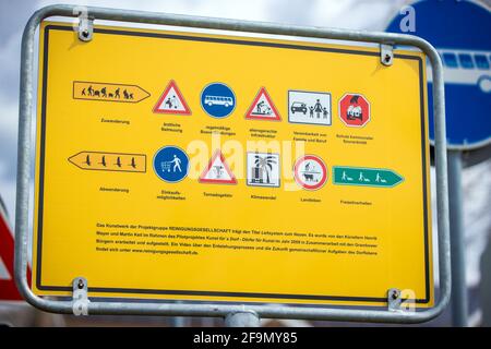 15 avril 2021, Mecklembourg-Poméranie occidentale, Grambow: Le panneau d'information sur les panneaux de signalisation du futur est un projet artistique du groupe d'artistes 'Reinigungsgesellschaft' (Martin Keil et Henrik Mayer) dans le centre du village. Les artistes de Dresde ont mis au point un « système d'orientation pour le nouveau Grambow 2057 », qui visualise les idées et suggestions pour une vie meilleure dans le pays sous forme de pictogrammes colorés. Le contenu est le village de Grambow en l'an 2057, quand le village aura 700 ans. Douze panneaux de signalisation en tôle d'acier galvanisé traitent de questions telles que le changement climatique, d Banque D'Images