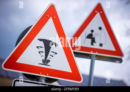 15 avril 2021, Mecklembourg-Poméranie occidentale, Grambow: Les panneaux de signalisation de l'avenir avec les titres "Tornado danger" (avant) et "Medical Care" (arrière) stand dans le centre du village comme projet d'art par le groupe d'artistes "Reinigungsgesellschaft" (Martin Keil et Henrik Mayer). Les artistes de Dresde ont développé un "système de guidage du Nouveau Grambow 2057", qui visualise les idées et suggestions pour une vie rurale meilleure dans des pictogrammes colorés. Le contenu est le village de Grambow en l'an 2057, quand le village aura 700 ans. Douze panneaux de signalisation en tôle d'acier galvanisé Banque D'Images