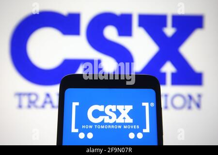 Ukraine. 19 avril 2021. Dans cette illustration, un logo CSX Transportation de la compagnie ferroviaire américaine est visible sur un smartphone et un écran d'ordinateur. (Photo de Pavlo Gonchar/SOPA Images/Sipa USA) crédit: SIPA USA/Alay Live News Banque D'Images