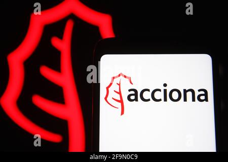 Ukraine. 19 avril 2021. Dans cette illustration, un logo Acciona est visible sur un smartphone et un écran de pc. (Photo de Pavlo Gonchar/SOPA Images/Sipa USA) crédit: SIPA USA/Alay Live News Banque D'Images
