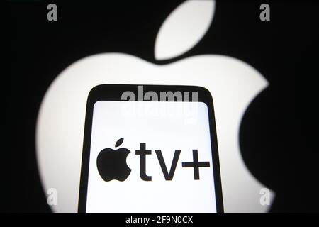 Ukraine. 19 avril 2021. Dans cette illustration, un logo Apple TV apparaît sur l'écran d'un smartphone avec un logo Apple en arrière-plan. (Photo de Pavlo Gonchar/SOPA Images/Sipa USA) crédit: SIPA USA/Alay Live News Banque D'Images