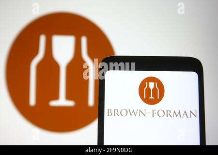 Ukraine. 19 avril 2021. Dans cette illustration, un logo Brown-Forman apparaît sur un smartphone et un écran de pc. (Photo de Pavlo Gonchar/SOPA Images/Sipa USA) crédit: SIPA USA/Alay Live News Banque D'Images