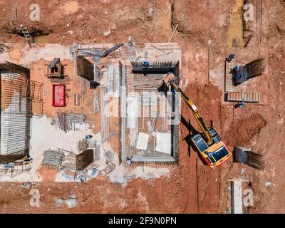 Vue aérienne ou vue de dessus travailleur occupé sur le chantier Avec pelle hydraulique travaillant sur le chantier de construction et machine de construction lourde Équipement de construction Banque D'Images