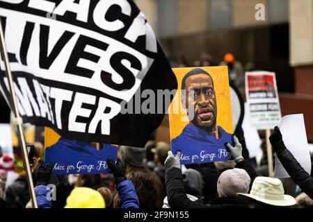 Minneapolis, États-Unis. 19 avril 2021. Les manifestants marchont à Minneapolis, Minnesota, le 19 avril 2021. Des manifestants ont fait une marche dans le centre-ville de Minneapolis pour appuyer la condamnation de Derek Chauvin pour le meurtre de George Floyd. Des arguments de clôture ont eu lieu dans l'affaire et le jury a commencé les délibérations aujourd'hui. (Photo de Brian Feinzimer/Sipa USA) crédit: SIPA USA/Alamy Live News Banque D'Images