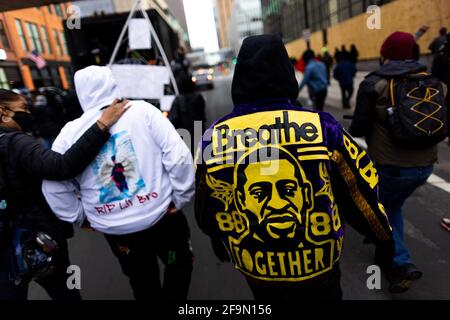 Minneapolis, États-Unis. 19 avril 2021. Les manifestants marchont à Minneapolis, Minnesota, le 19 avril 2021. Des manifestants ont fait une marche dans le centre-ville de Minneapolis pour appuyer la condamnation de Derek Chauvin pour le meurtre de George Floyd. Des arguments de clôture ont eu lieu dans l'affaire et le jury a commencé les délibérations aujourd'hui. (Photo de Brian Feinzimer/Sipa USA) crédit: SIPA USA/Alamy Live News Banque D'Images