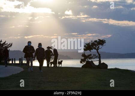 Seattle, Washington, États-Unis. 19 avril 2021. Les gens se rassemblent le long de la piste Alki tandis que le soleil se couche sur les montagnes olympiques de Seattle. Crédit : Paul Christian Gordon/Alay Live News Banque D'Images
