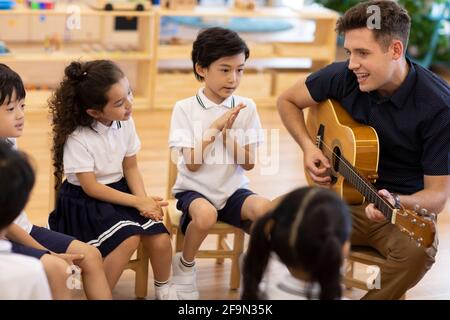 Classe de musique à l'école maternelle Banque D'Images