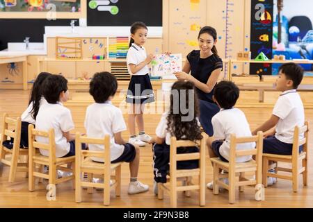 L'enseignant et les enfants dans la classe d'art Banque D'Images