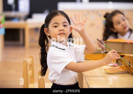 Petite fille ayant cours d'art en classe Banque D'Images