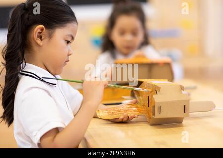 Petites filles ayant cours d'art en classe Banque D'Images