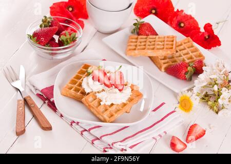 Gaufres avec fraises et crème fouettée. Banque D'Images