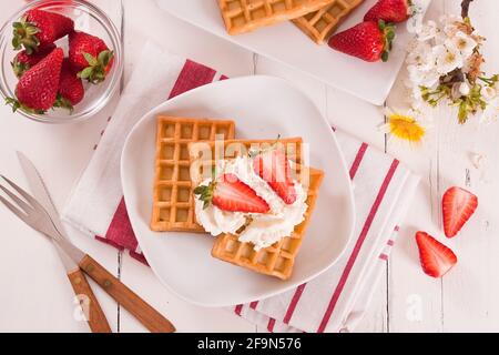 Gaufres avec fraises et crème fouettée. Banque D'Images