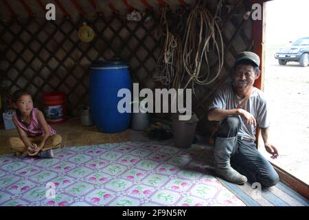 Père et fille à l'intérieur du gareur d'une famille de bergers en activité dans le désert de Gobi qui accueillent les touristes et offrent un goût de l'airag, lait de jument fermenté. Banque D'Images