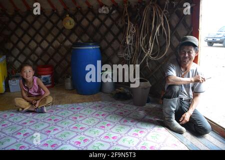 Père et fille à l'intérieur du gareur d'une famille de bergers en activité dans le désert de Gobi qui accueillent les touristes et offrent un goût de l'airag, lait de jument fermenté. Banque D'Images