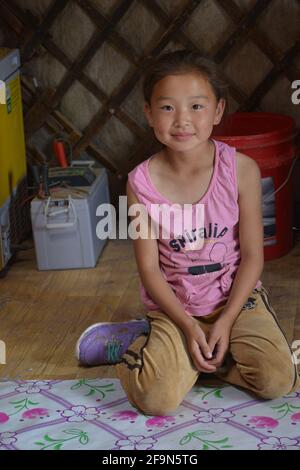 Jeune fille locale à l'intérieur du gareur d'une famille de éleveurs en activité dans le désert de Gobi qui accueille des touristes et offre un goût de l'airag, lait de jument fermenté. Banque D'Images