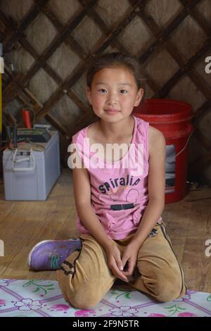 Jeune fille locale à l'intérieur du gareur d'une famille de éleveurs en activité dans le désert de Gobi qui accueille des touristes et offre un goût de l'airag, lait de jument fermenté. Banque D'Images