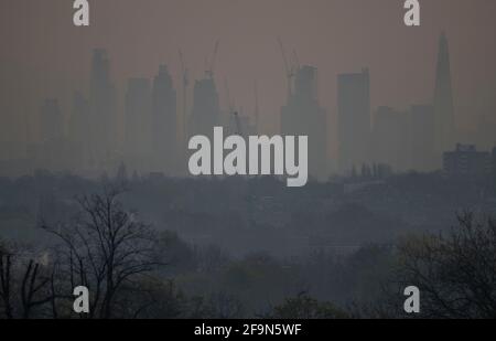 Londres, Royaume-Uni. 20 avril 2021. Une fine brume de basse altitude dans la banlieue obscurcit les gratte-ciels de la City de Londres sur la ligne d'horizon avant une autre journée de soleil dans la capitale. Crédit : Malcolm Park/Alay Live News. Banque D'Images