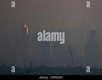 Londres, Royaume-Uni. 20 avril 2021. Une fine brume de basse altitude dans la banlieue obscurcit les gratte-ciels de Londres sur la ligne d'horizon avant une autre journée de soleil dans la capitale. Le soleil levant frappe les derniers étages du 22 Bishopsgate, le bâtiment de bureaux de 62 étages, de 912 pieds de haut, dans la ville de Londres. Crédit : Malcolm Park/Alay Live News. Banque D'Images