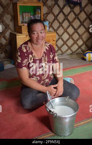 Femme à l'intérieur du gareur d'une famille de bergers en activité dans le désert de Gobi qui accueille des touristes et offre un goût de l'airag, lait de jument fermenté. Banque D'Images