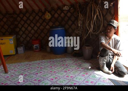 Homme à l'intérieur du gareur d'une famille de bergers en activité dans le désert de Gobi qui accueille des visites de touristes et offre un goût de l'airag, lait de jument fermenté. Banque D'Images