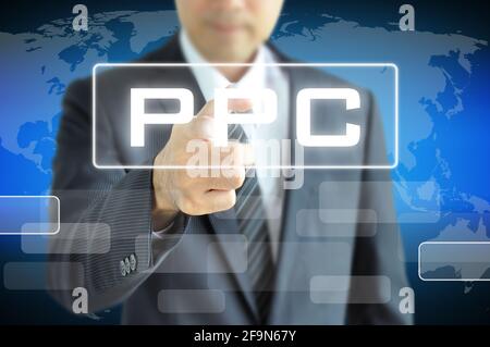 Homme d'affaires pointant vers PPC (ou payer par clic) sur écran virtuel Banque D'Images