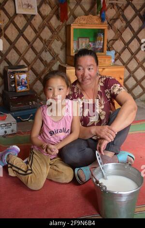 Mère et fille à l'intérieur de la famille d'un troupeau en activité dans le désert de Gobi qui accueille des touristes et offre un goût de l'air, lait de jument fermenté. Banque D'Images