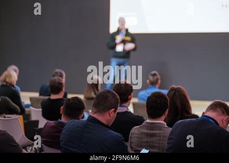 Le public écoute l'orateur masculin lors de l'atelier dans la salle de conférence Banque D'Images
