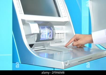 ATM (ou guichet automatique) appuyez sur le clavier à la main Banque D'Images