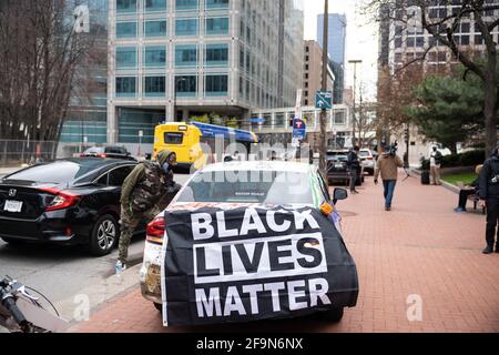 Washington, États-Unis. 19 avril 2021. Des manifestants sont vus à l'extérieur du palais de justice du comté de Hennepin à Minneapolis, Minnesota, États-Unis, le 19 avril 2021. Les jurés du procès de Derek Chauvin, accusé d'avoir tué l'homme noir du Minnesota George Floyd en mai dernier, ont commencé à délibérer le verdict après avoir entendu les arguments de clôture de l'accusation et de la défense à partir de lundi. Credit: Ben Brewer/Xinhua/Alay Live News Banque D'Images