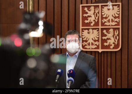 Prague, République tchèque. 19 avril 2021. Jan Hamacek, vice-premier ministre tchèque, ministre des affaires étrangères par intérim et ministre de l'intérieur, s'exprime lors d'une conférence de presse après l'arrivée des diplomates tchèques de Moscou, Russie, le 19 avril 2021, à l'aéroport Vaclav Havel de Prague, République tchèque. Un avion militaire spécial avec 20 membres du personnel diplomatique tchèque expulsés par Moscou en représailles du même acte pris par les autorités tchèques a atterri à l'aéroport de Prague juste après 21:30. Crédit : Roman Vondrous/CTK photo/Alay Live News Banque D'Images
