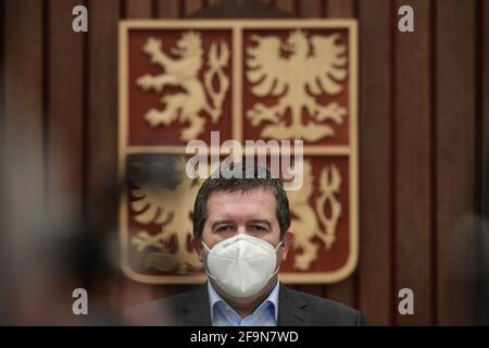 Prague, République tchèque. 19 avril 2021. Jan Hamacek, vice-premier ministre tchèque, ministre des affaires étrangères par intérim et ministre de l'intérieur, s'exprime lors d'une conférence de presse après l'arrivée des diplomates tchèques de Moscou, Russie, le 19 avril 2021, à l'aéroport Vaclav Havel de Prague, République tchèque. Un avion militaire spécial avec 20 membres du personnel diplomatique tchèque expulsés par Moscou en représailles du même acte pris par les autorités tchèques a atterri à l'aéroport de Prague juste après 21:30. Crédit : Roman Vondrous/CTK photo/Alay Live News Banque D'Images