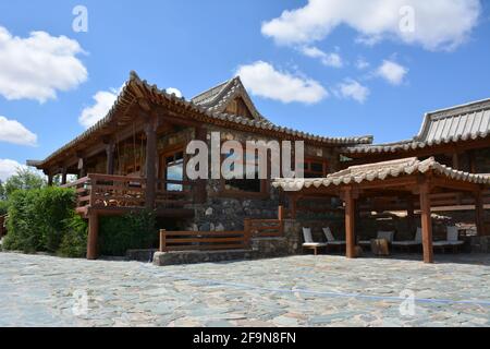 Le bâtiment principal du Three Camel Lodge dans le désert de Gobi en Mongolie. Le Lodge dispose d''un salon confortable et d''ambiance avec vue sur les plaines. Banque D'Images