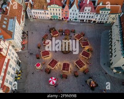 Tallinn, Estonie - décembre 9 2020 : vue aérienne du marché de Noël dans la vieille ville. Maisons médiévales avec toits rouges Banque D'Images