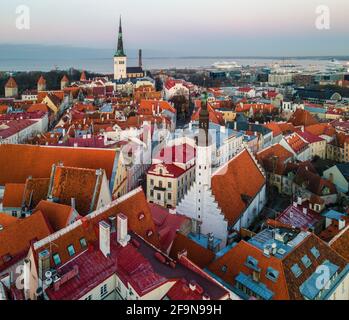 Tallinn, Estonie - 9 décembre 2020 : vue aérienne de la vieille ville médiévale avec toits rouges, église et rues Banque D'Images