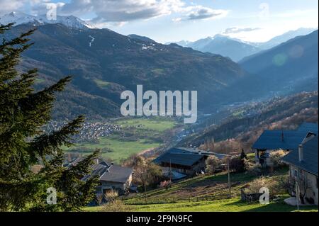 Vue aérienne sur la ville européenne alpine dans une vallée - Bourg-Saint-Maurice Banque D'Images