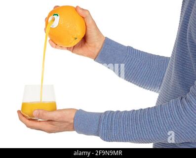 Jus d'orange versé dans le verre, directement hors de l'orange Banque D'Images