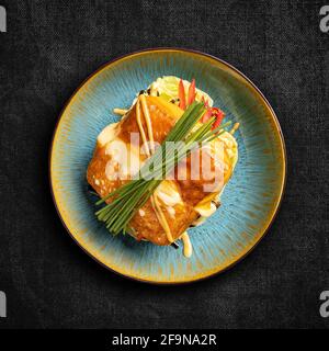 Vue de dessus de tout le fromage grillé décoré avec de la ciboulette Banque D'Images