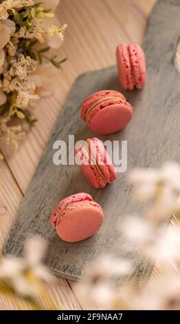 Macarons français, aérés, croustillants petits feuilletés de délice flanc doux avec des garnitures de fraise Banque D'Images