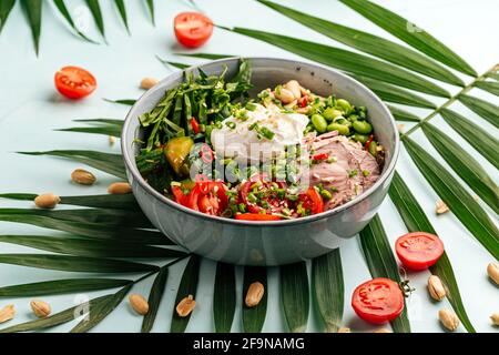 Rôti de bœuf avec œufs pochés et légumes Banque D'Images