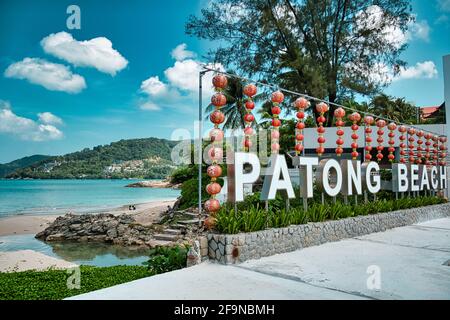 Phuket, Thaïlande 19 avril 2021 Plage de Patong, calme et sablonneux, avec eau turquoise et ciel nuageux avec cirrus Banque D'Images