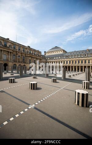 Poteaux noirs et blancs au Palais Royale Paris Photo Stock Alamy