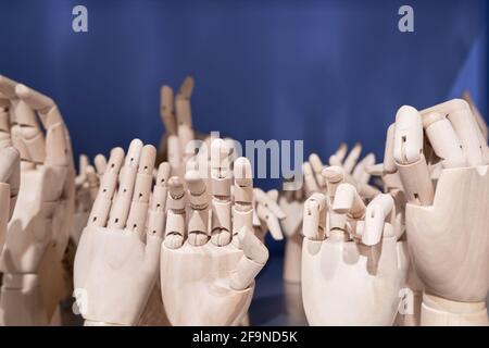 Maquette en bois Human Hands Gesture set sur étagère sur fond bleu gros plan. Collection de mannequins pour les mains en gros plan. Banque D'Images