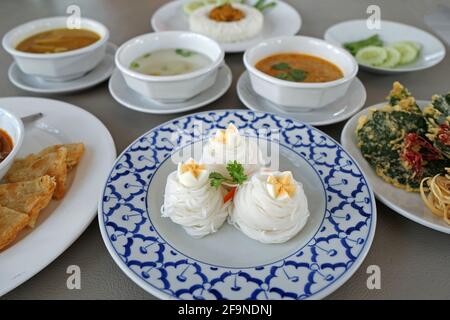 Nouilles de riz vermicelles thaïlandaises servies avec une sauce aux arachides aigre-douce, un buisson de betal sauvage frite, du porc frite avec de la pâte thaï du sud épicée Banque D'Images