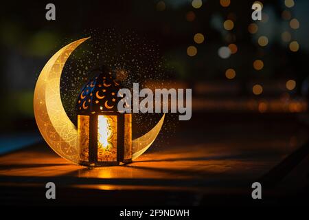 Lanterne arabe ornementale avec croissant de lune - Ramadan Kareem Banque D'Images