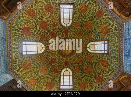 Istanbul, Turquie.Belle décoration à l'intérieur du palais de Topkapi.Plafond dans l'une des chambres - la salle de circoncision.Intérieur incroyable dans un style ottoman. Banque D'Images
