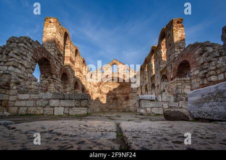 Ruines de l'église byzantine de Sainte-Sophie dans la vieille ville de Nessebar, Burgas, Bulgarie.L'ancienne ville de Nesebar est un site classé au patrimoine mondial de l'UNESCO. Banque D'Images