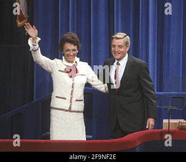 Le vice-président des États-Unis, Walter Mondale, et son épouse, Joan, sur le podium de la convention nationale démocratique de 1980 au Madison Square Garden de New York, à New York, en août 1980. Mme Mondale est décédée le 3 février 2014.photo d'Arnie Sachs/CNP/ABACAPRESS.COM Banque D'Images