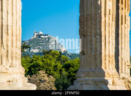 Vue sur la colline de lycabetus à travers les colonnes et le temple de zeus à athènes Banque D'Images